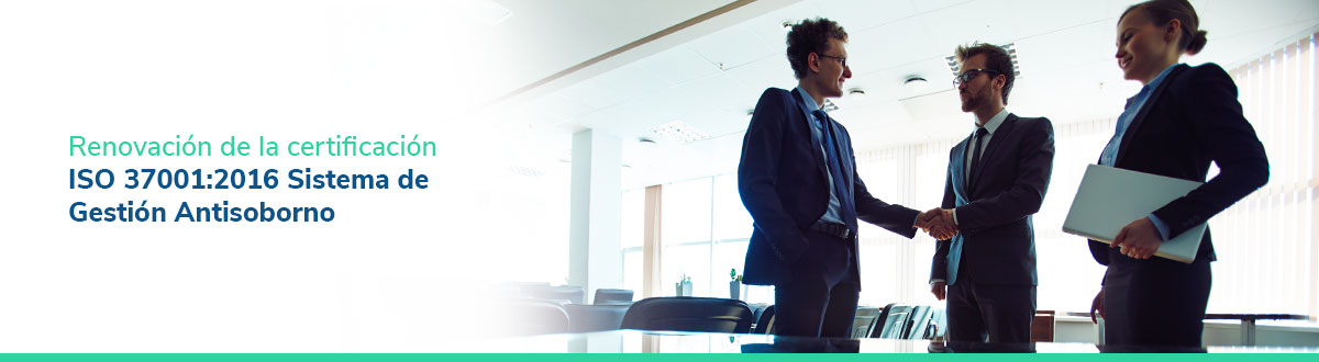 Hombres estrechándose las manos