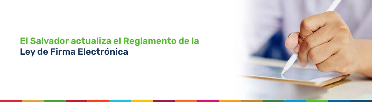 Mano de persona firmando un documento digital
